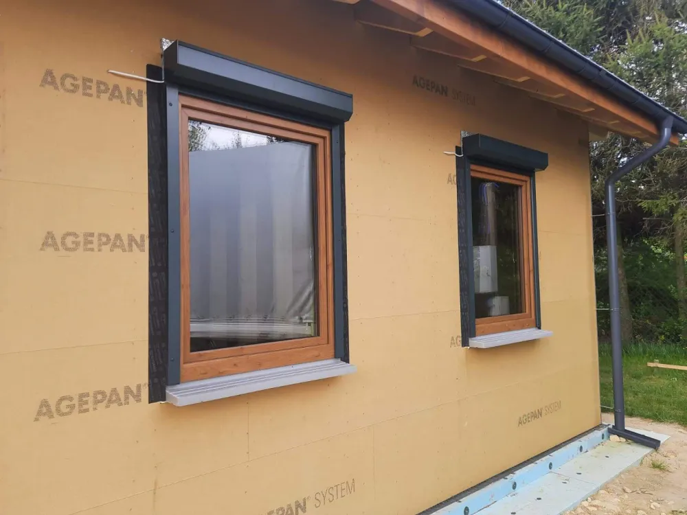 ciepły montaż okien w domu drewnianym