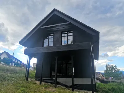 Dom z drewnianą elewacją